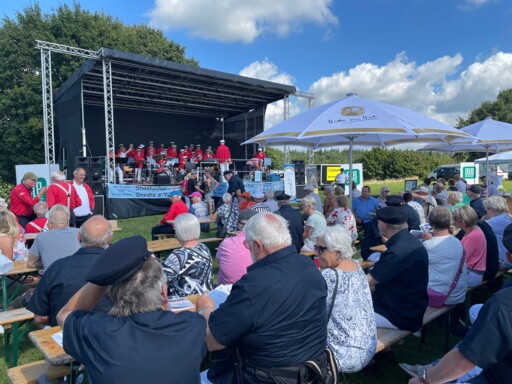 Shanty Open Air 2024 - die Besucher geniesen maritime Atmosphäre